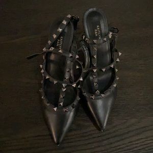 Edgy leather black pumps